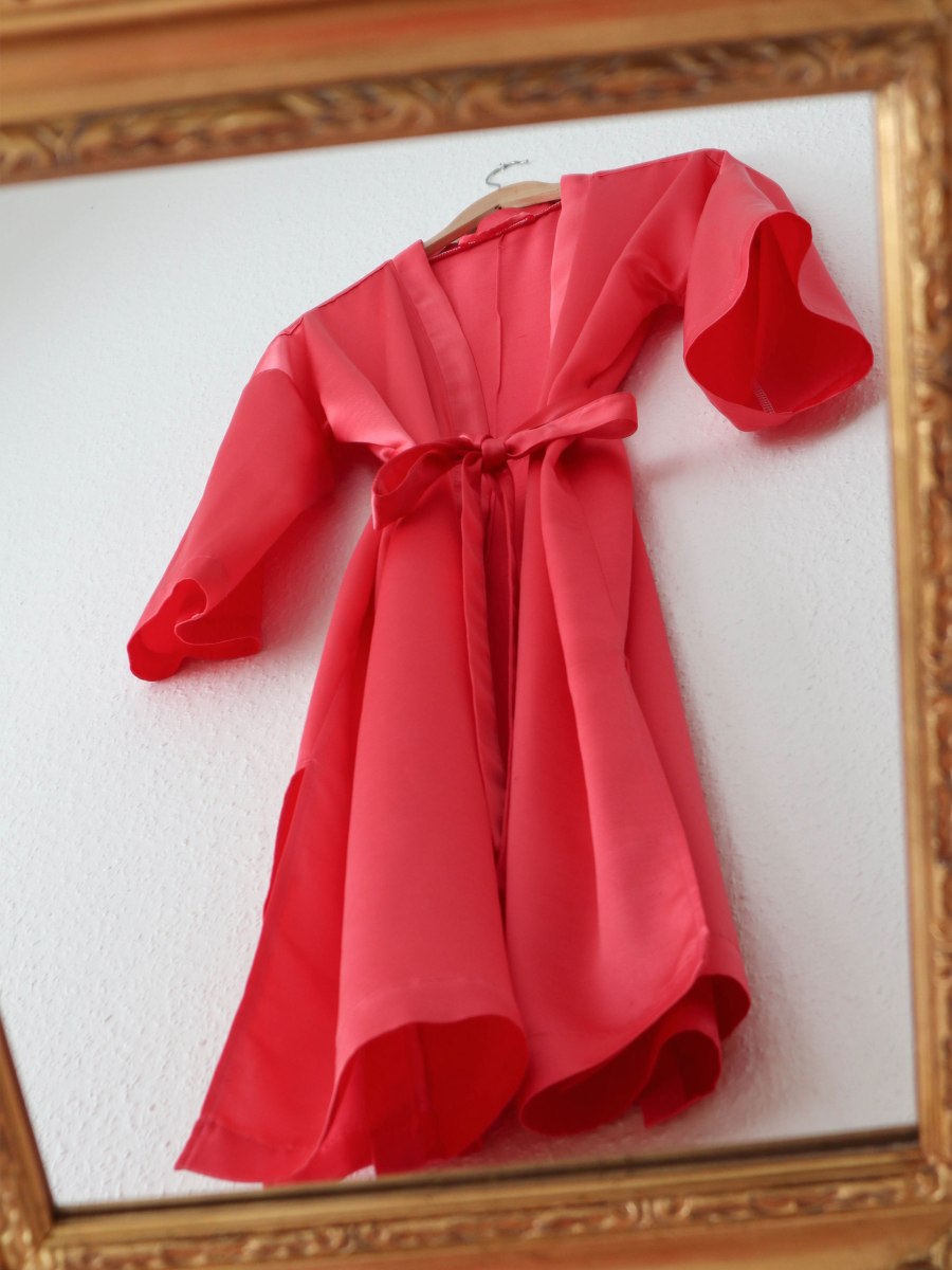 un halat din matase satinata