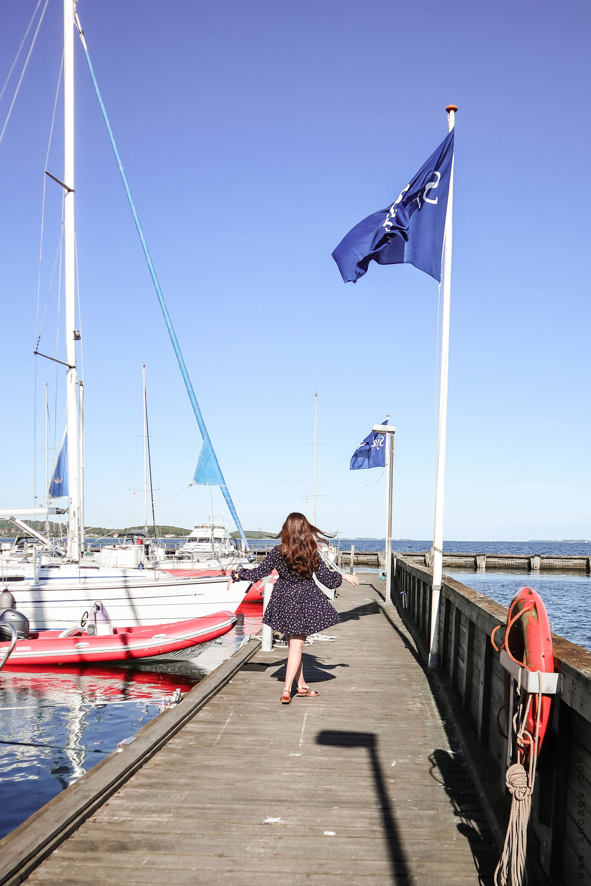 in-prag-de-vara-cu-o-rochie-inflorata10