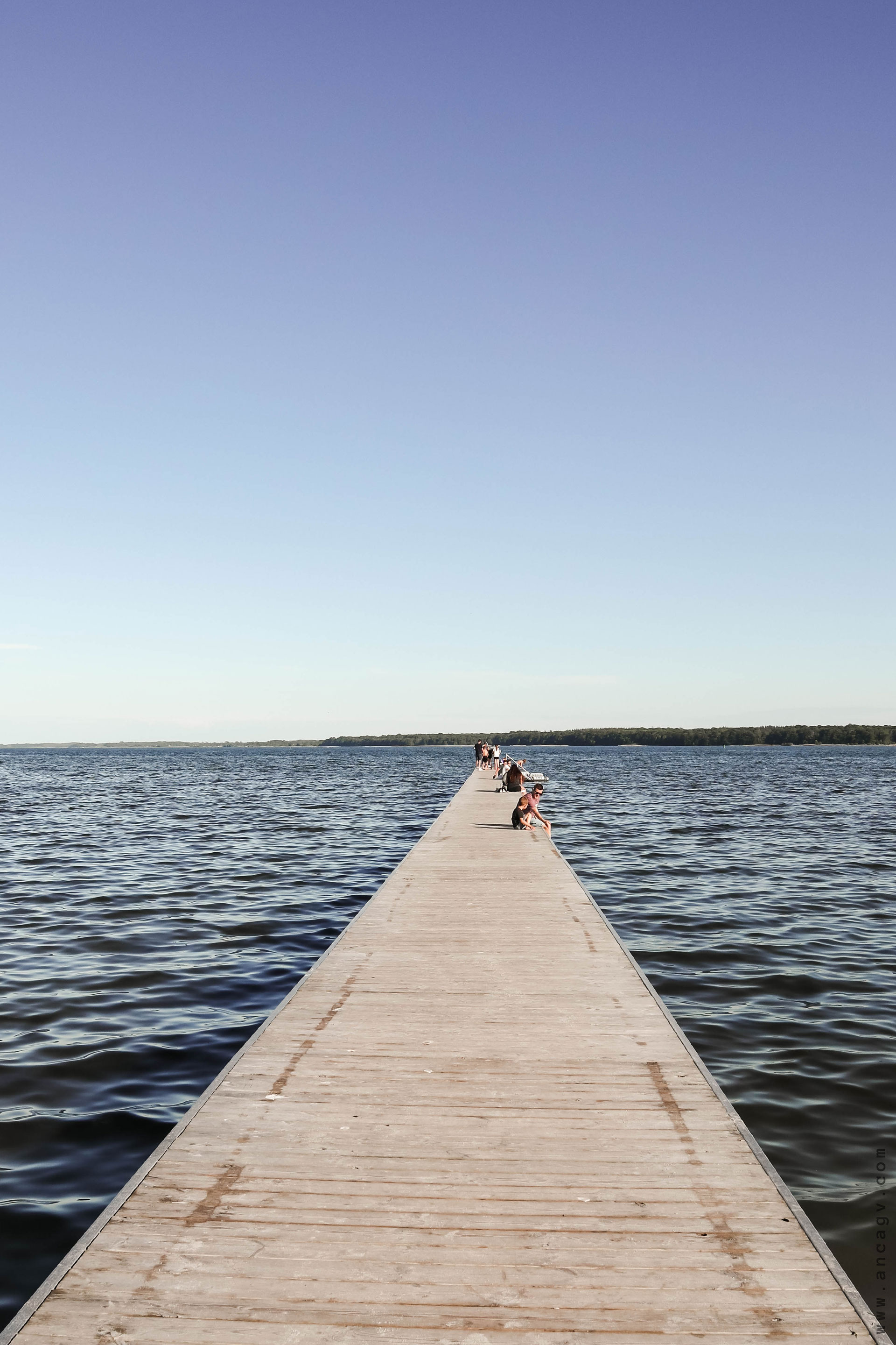 in-prag-de-vara-cu-o-rochie-inflorata15