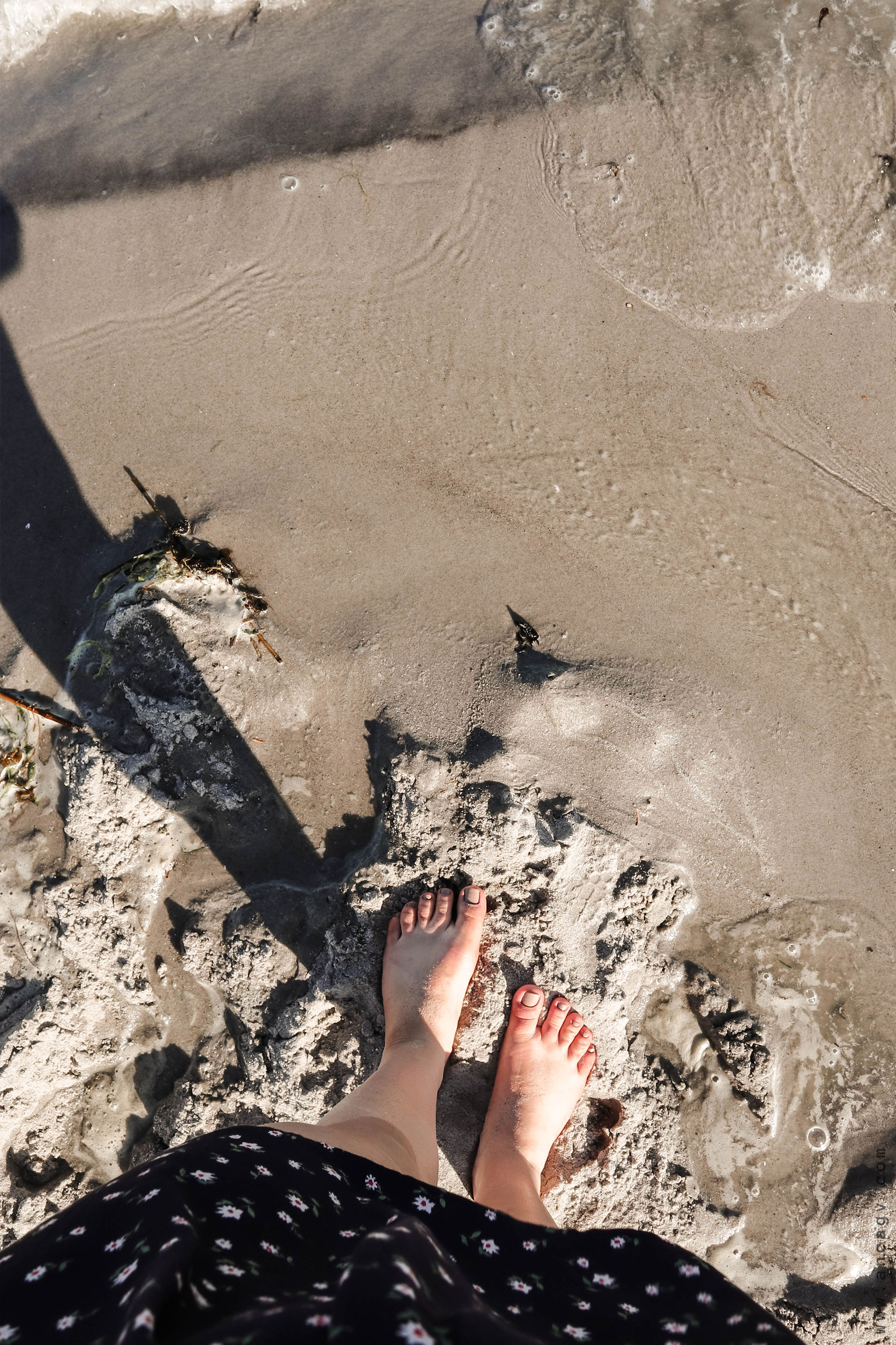 in-prag-de-vara-cu-o-rochie-inflorata17