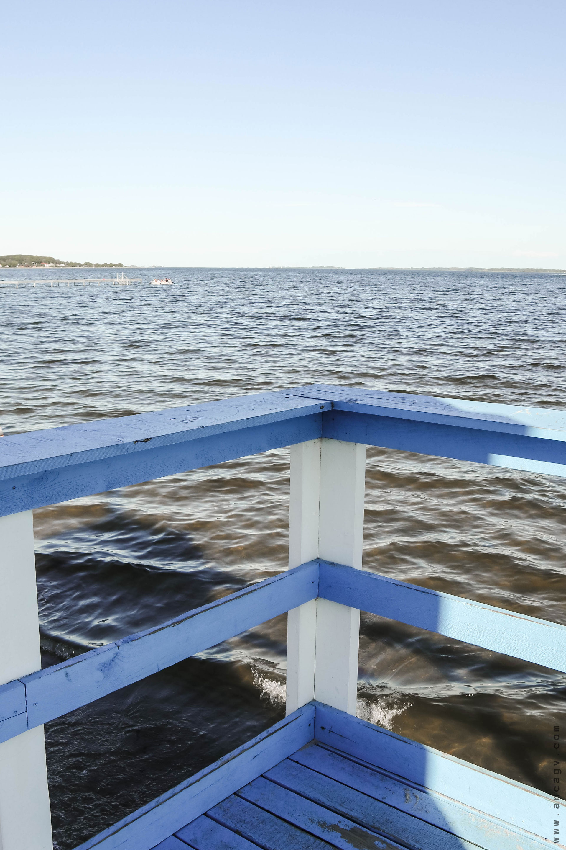 in-prag-de-vara-cu-o-rochie-inflorata18