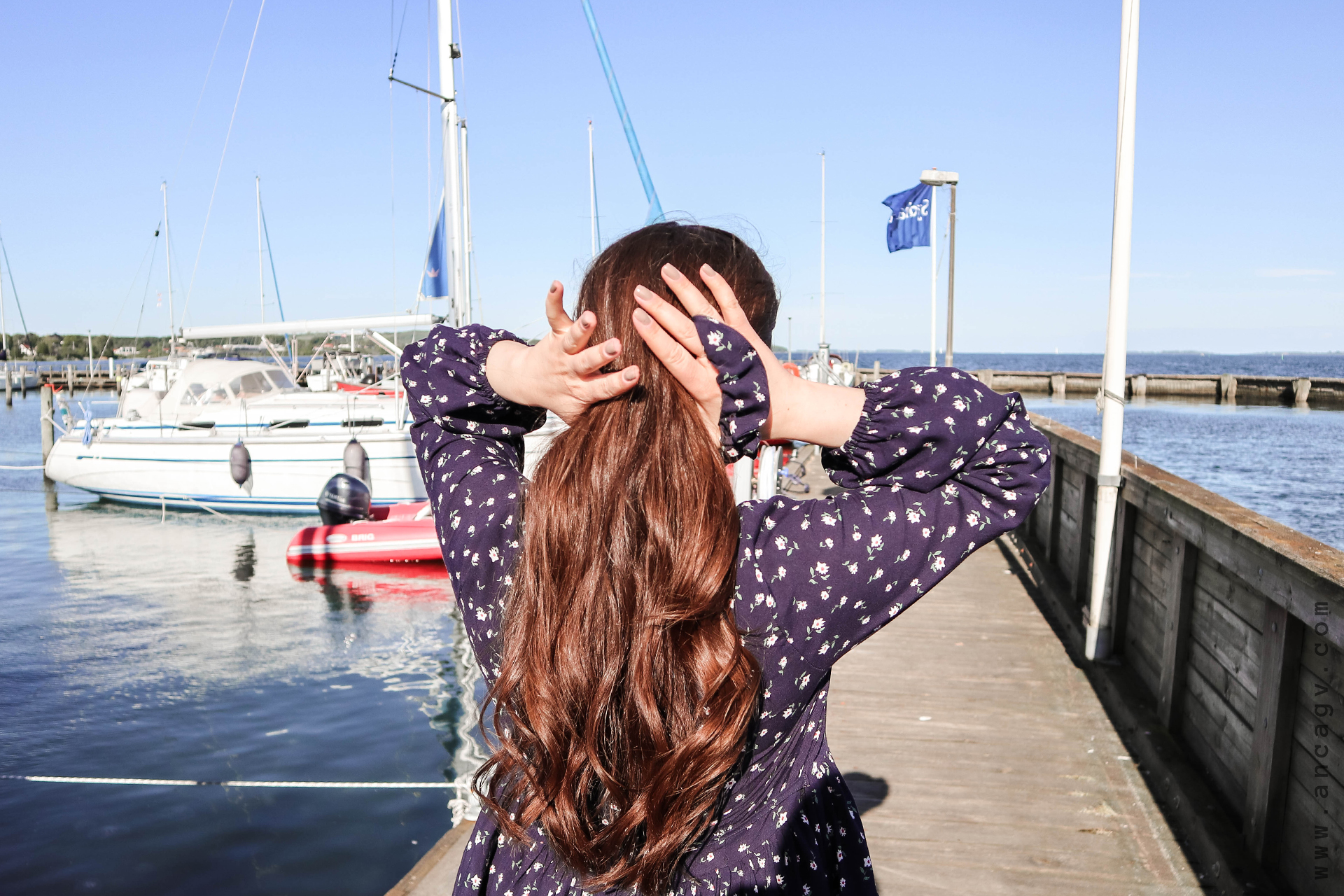 in-prag-de-vara-cu-o-rochie-inflorata3