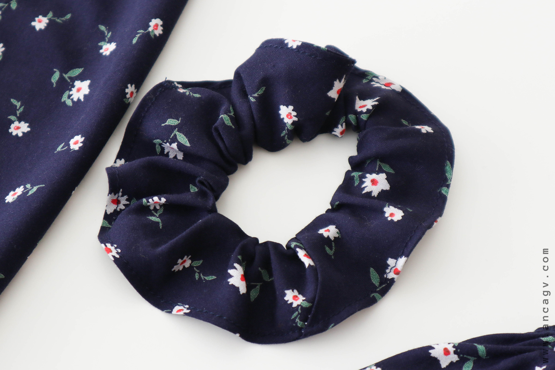 in-prag-de-vara-cu-o-rochie-inflorata5