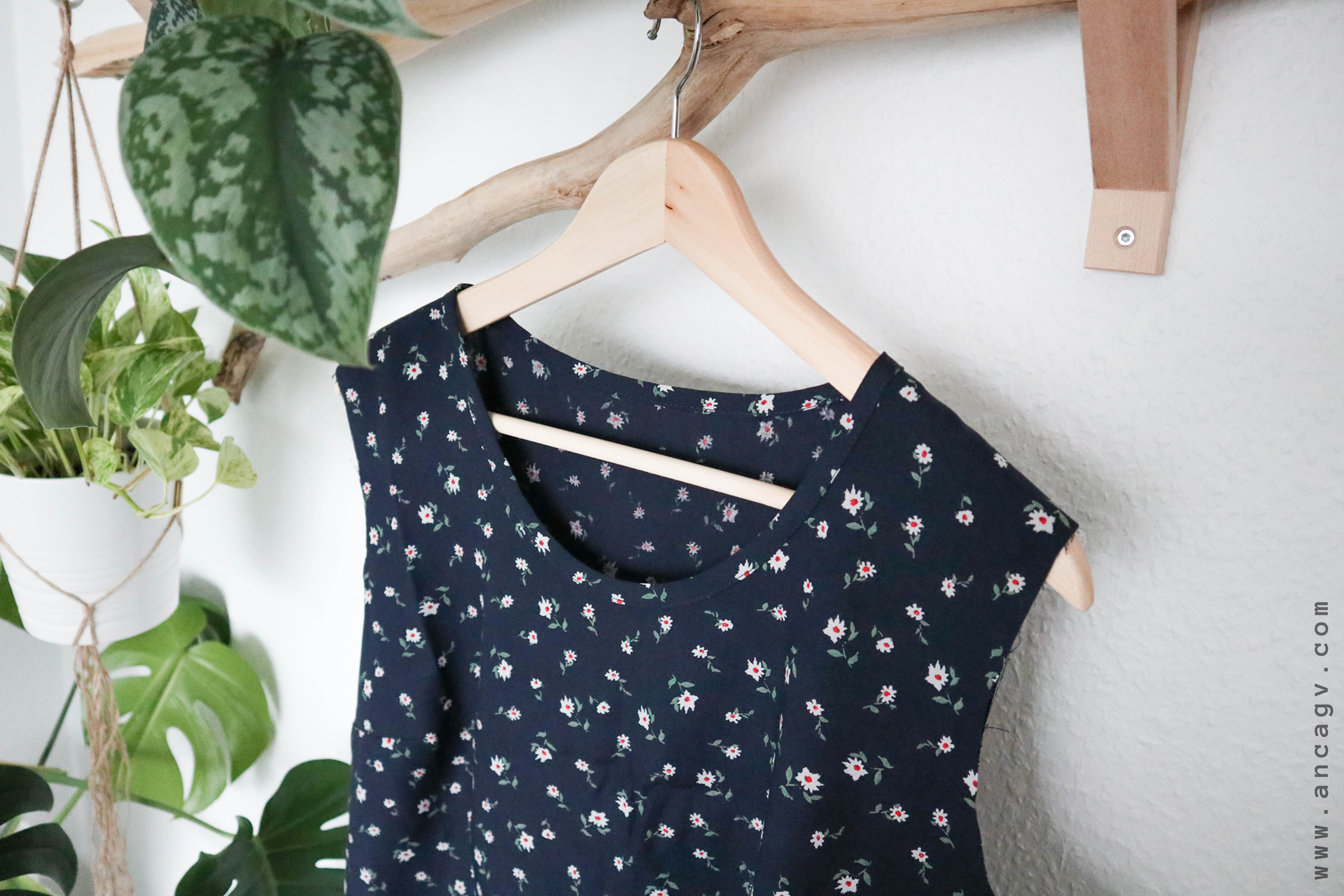 in-prag-de-vara-cu-o-rochie-inflorata6