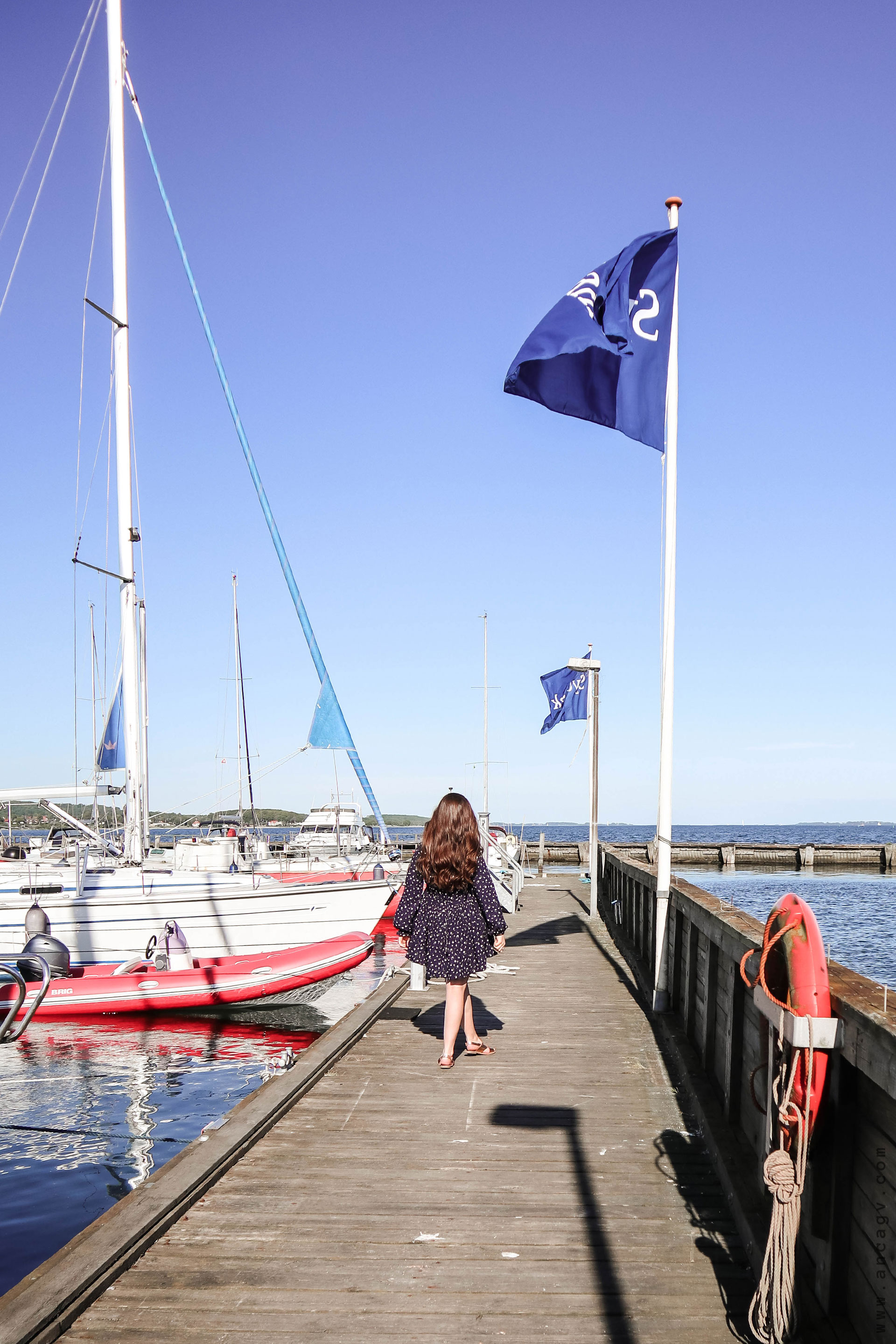 in-prag-de-vara-cu-o-rochie-inflorata9